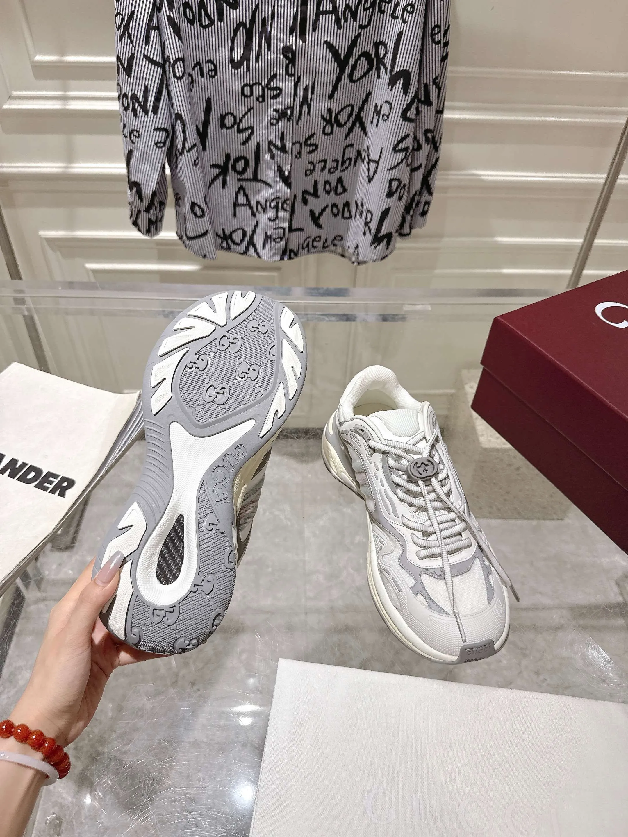 👟👟Ex-factory price 980👟👟Upgraded version with airplane case Gucci Gucci 25ss hot new style couple style retro sports shoes dad shoes This Gucci 2.0 reinterprets the brand's iconic striped webbing elements. This new interpretation of iconic details uses EVA thick soles with a smart silhouette, bringing a stable and comfortable wearing experience. Delivered in exquisite packaging. Fabric: Made of original imported cowhide/technical fabric. Inner foot pad: Breathable mesh. Heel height: 4cm. Sole: Original customized ultra-light foam rubber outsole. Size: 35-45 (women's size 40, men's size 45, custom-made, non-returnable)